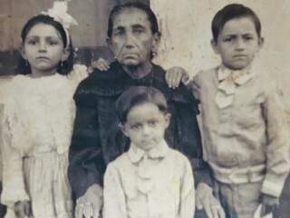 João Mantêga ao centro e em frente a sua avó. (Foto: Arquivo Pessoal)