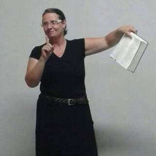 Beth durante o trabalho missionário, de interpretar a Bíblia. (Foto: Arquivo Pessoal)