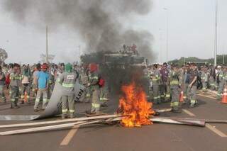 Manifestantes bloquearam a BR-158 durante protesto por melhores salários. (Foto: Ricardo Ojeda)