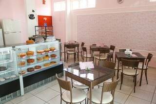 A cafeteria tem as paredes rosas e mesas e cadeiras marrom (Foto: Marcos Maluf)