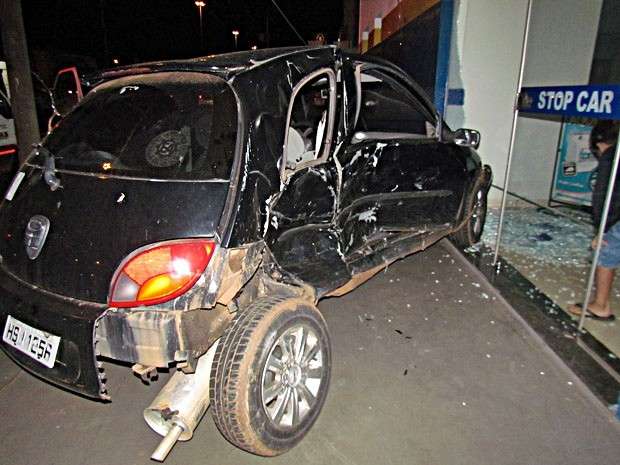 Colis&atilde;o entre dois ve&iacute;culos deixa tr&ecirc;s pessoas feridas na BR-262