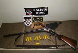 As armas e munições que foram apreendidas, com ordem judicial, em poder de caçadores de capivara. (Foto: Divulgação Polícia Civil)