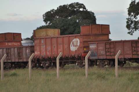 Empresa abandona vagões com carga e fica a um passo de desativar ferrovia