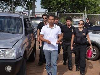 Presidente da Câmara de Naviraí é conduzido por policiais federais (Foto: Osvaldo Duarte/Dourados News)