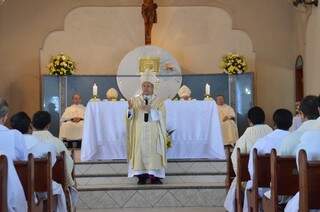 Com todo o clero de Campo Grande, celebração foi presidida pelo arcebispo Dom Dimas (Foto: vanderlei Aparecido)