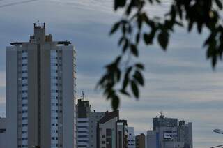 Campo Grande amanheceu com céu entre nuvens, mas não deve chover hoje na cidade. (Foto: Alcides Neto) 