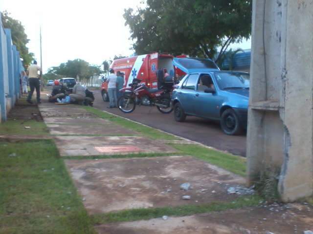  Jovem colide motocicleta contra poste e mureta de prote&ccedil;&atilde;o no Miguel Couto