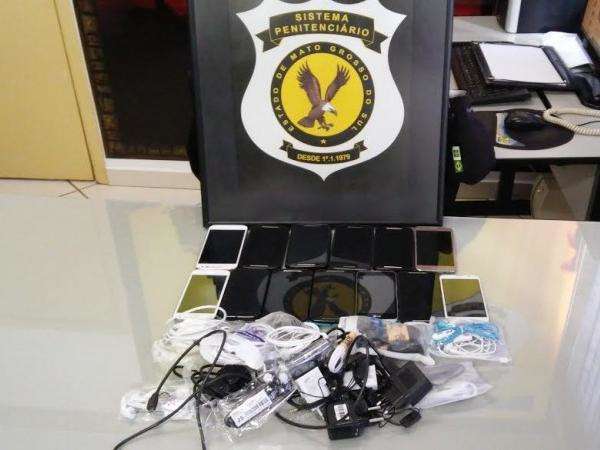 Presos usam carrinho de lixo para tentar entrar com celulares em pres&iacute;dio
