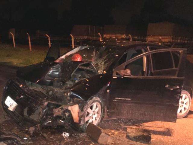 Motorista e passageiro ficam feridos ap&oacute;s colis&atilde;o em &aacute;rvore
