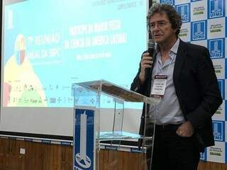 Ildeu Moreira, presidente da SBPC, durante fechamento simbólico da reunião anual (Foto: Jones Mário)