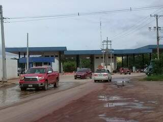 Fronteira tem barreiras em solo brasileiro e boliviano (Foto: Cleber Gellio)