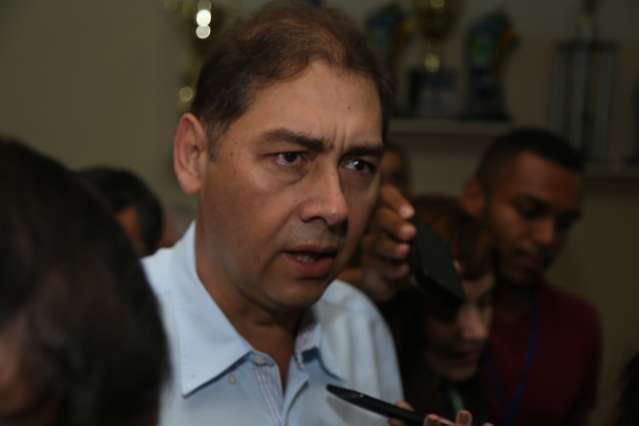 Prefeito mant&eacute;m proposta de 2,79% e questiona &#039;politicagem&#039; em greve