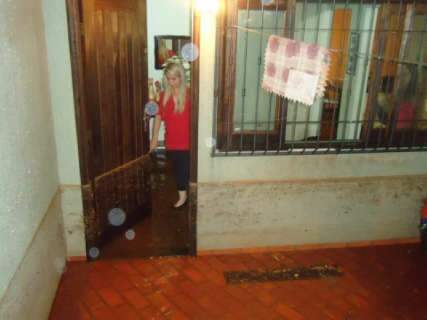  Chuva alaga salão de festas e casas no Conjunto Santa Celina em Campo Grande