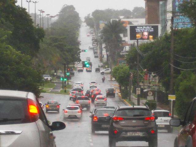 Pela terceira vez, tempo muda e chove na área central de Campo Grande