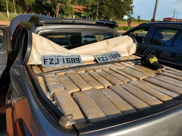 Traficante fura barreira e abandona Fiat Toro com 936 quilos de maconha
