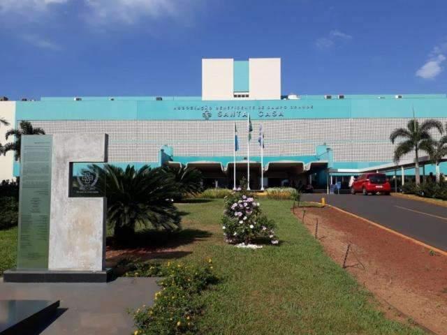 Sem receber h&aacute; 90 dias, m&eacute;dicos da Santa Casa amea&ccedil;am parar