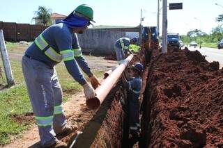 Obras de implantação de rede de esgoto em Campo Grande (Foto: Divulgação / Águas Guariroba)