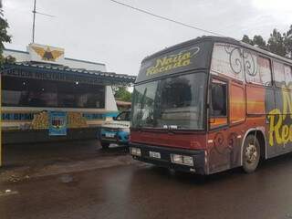 Ônibus usado para transportar maconha parado em frente à base da PMR na MS-156 (Foto: Divulgação)
