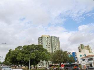 Céu parcialmente nublado em Campo Grande (Foto: Paulo Francis)
