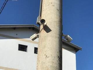 Câmeras instaladas na área externa do condomínio não funcionam (Foto: Ronie Cruz)