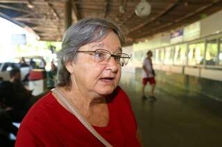 A aposentada Lídia Aparecida dos Santos, de 66 anos, chegou cedo no terminal para marcar passagem gratuita para a cidade de Ivinhema. (Foto: Fernando Antunes)