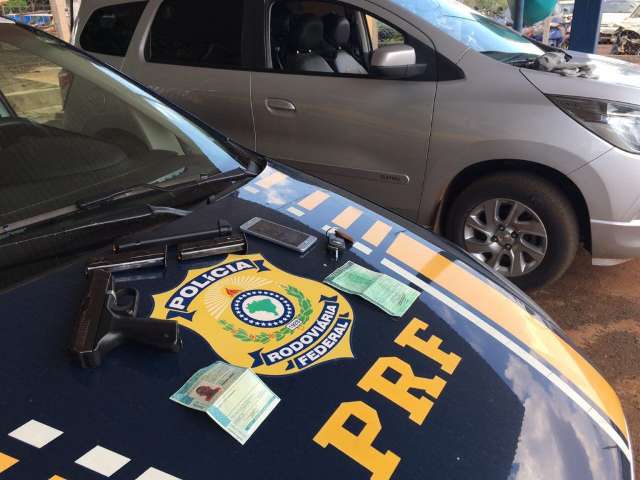 PRF apreende 1 tonelada de maconha, pistola e muni&ccedil;&atilde;o em carro roubado 