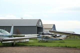 Aviões apreendidos ficam no hangar do governo e sempre levantam temor de desperdício de dinheiro público. (Foto: Kisie Ainoã)