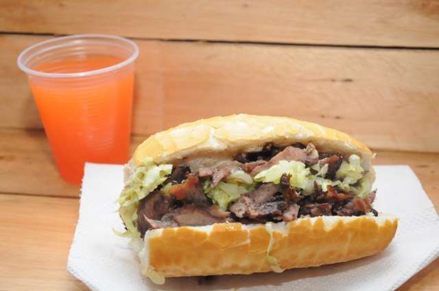 Churrasco no p&atilde;o franc&ecirc;s com suco &agrave; vontade &eacute; recome&ccedil;o para fam&iacute;lia paulistana