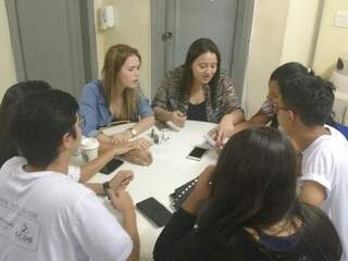 Alunos reunidos na redação do Campo Grande News na tarde de hoje (28) (Foto: Marcus Moura)