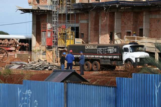 No 10&ordm; dia, greve da constru&ccedil;&atilde;o reduz ritmo de obras na Capital