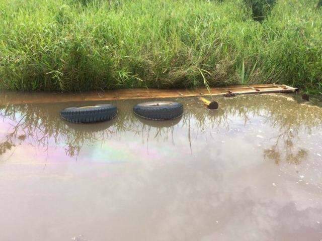 Condutor perde controle, caminhão cai em lagoa e fica submerso