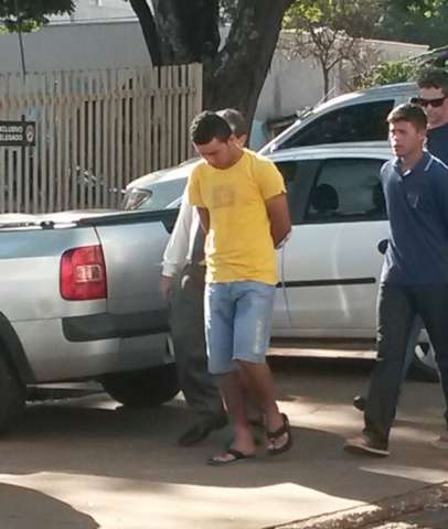 Suspeitos de atirarem em comerciante durante assalto se entregam &agrave; pol&iacute;cia