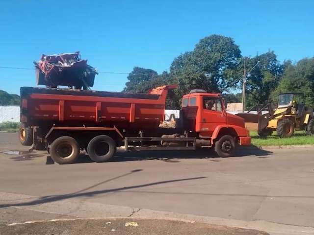 Moradores alertam vizinhos desleixados ap&oacute;s prefeitura limpar avenida no Tarum&atilde;