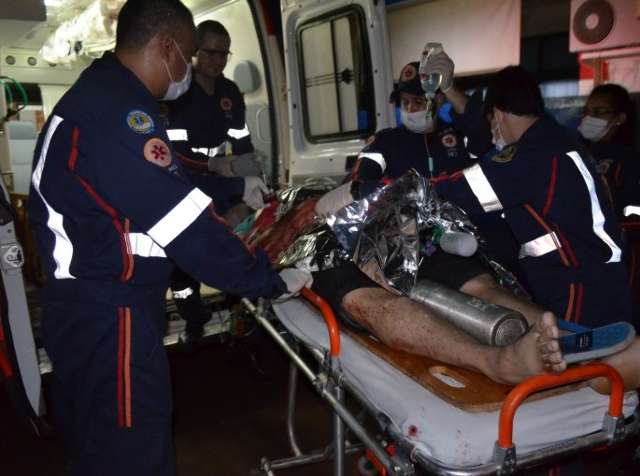 Homem &eacute; assassinado com seis tiros em frente da namorada 