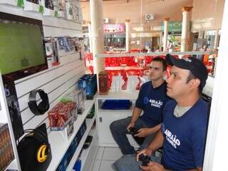 Carlos, de boné, e Kleber treinam para disputar o Brasileiro de Futebol Virtual no CE (Foto: Divulgação)