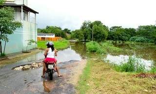 Cinco famílias ribeirinhas tiveram a casa invadida pela água e foram retiradas. (Foto: João Éric)
