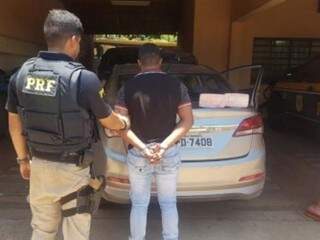 Motorista, o veículo e a droga foram encaminhados para a Delegacia de Polícia Civil de Anastácio. (Foto: PRF)