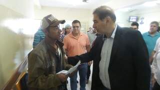 O prefeito Bernal cumprimentou o servente de pedreiro Juvêncio Freitas, que havia sido atendido e aguardava resultado de exames no CRS do Tiradentes (Foto: Antonio Marques)