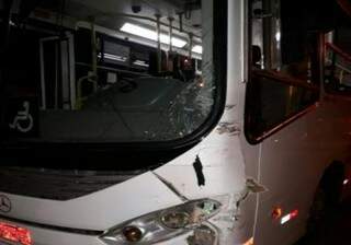Frente de ônibus após colisão com motocicleta (Corpo de Bombeiros/Divulgação)