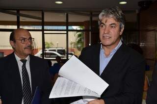 Marcos Alex leva documentos para promotor analisar (Foto: Vanderlei Aparecido)