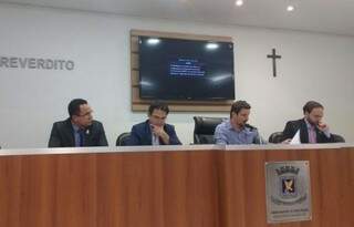 O secretário municipal de Finanças, Pedrossian Neto (segundo, da esquerda para direita), em audiência pública sobre orçamento de Campo Grande para 2018, nesta terça-feira (Foto: Lucas Junot)