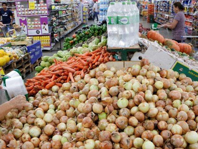 Pre&ccedil;o da cesta b&aacute;sica varia 43% entre mercados e custa de R$ 105 a R$ 151