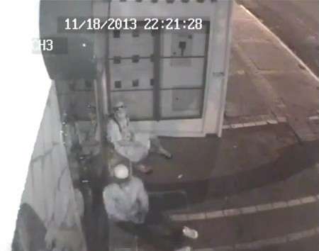 V&iacute;deo mostra a&ccedil;&atilde;o de dupla que tenta, por 1 hora, furtar loja de galeria