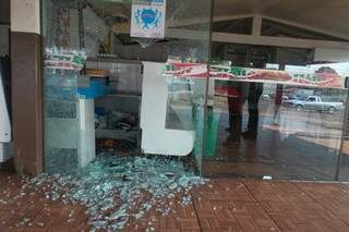 Vidraça de lanchonete foi estourada na madrugada (Foto: Cido Costa/Dourados Agora)