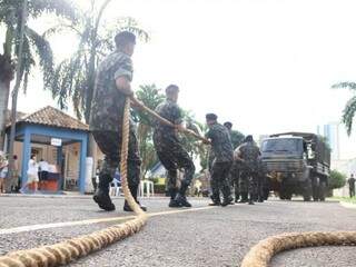 Soldados do exército puxaram uma viatura com mais de cinco toneladas para somar pontos no desafio (Foto: Marcos Ermínio)