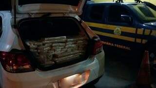 A droga que pesou 600 quilos, estava dentro do porta malas do veículo. (Foto: Divulgação/PRF)