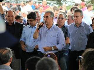 Governador Reinaldo Azambuja ao lado dos deputados Rinaldo Modesto e Junior Mochi (a esquerda) e Paulo Corrêa (a direita), durante evento na Agraer (Foto: Marina Pacheco)
