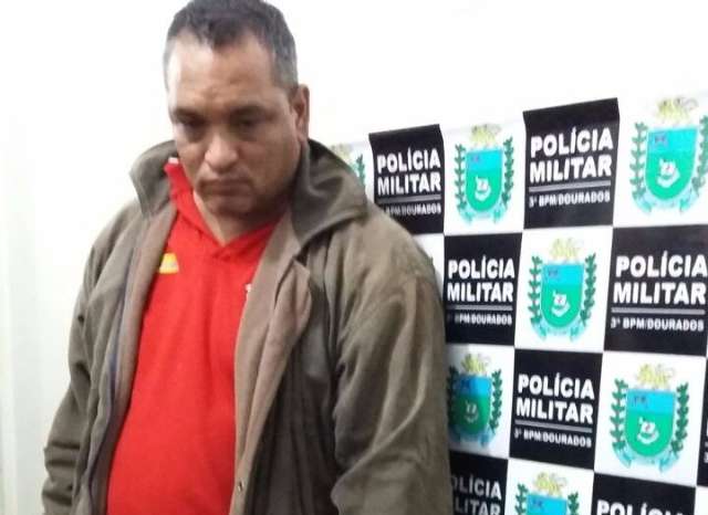 Homem que escondia maconha na gaiola de p&aacute;ssaros &eacute; preso com Golf roubado