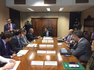 Governador Reinaldo Azambuja em reunião com ministro dos transportes, Mauricio Quintella Lessa