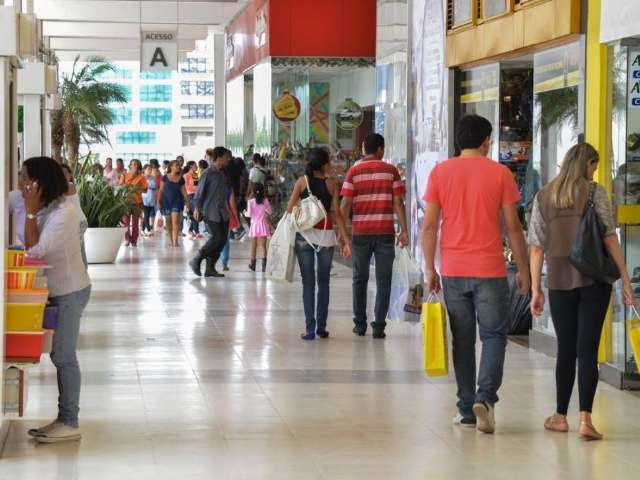 Endividamento do consumidor cai pela primeira vez em 2019, diz CNC